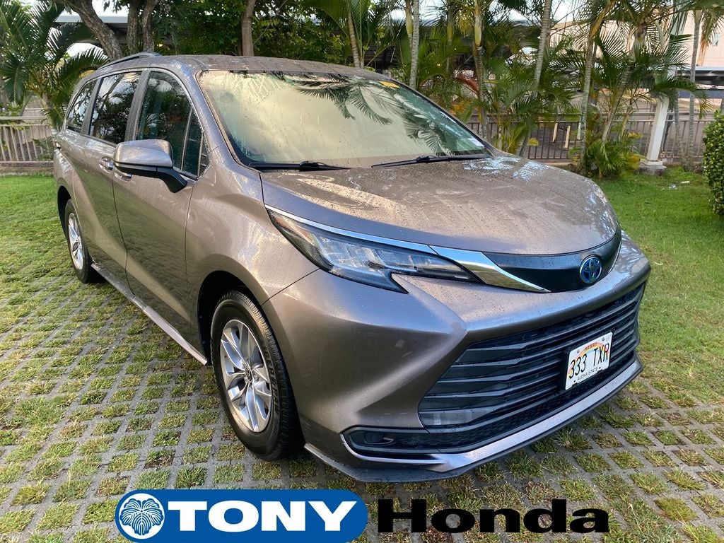 2022 Toyota Sienna LE 8-Passenger Hybrid FWD's photo
