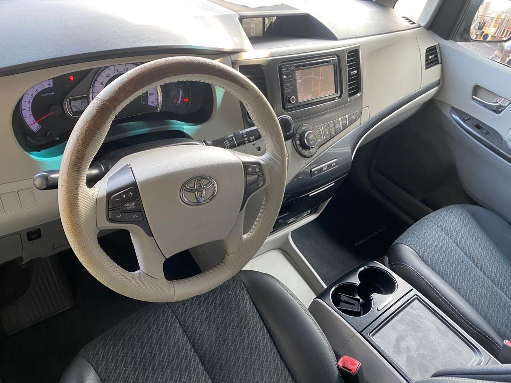 2014 Toyota Sienna SE 8 Passenger