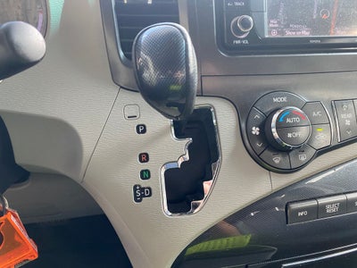 2014 Toyota Sienna SE 8 Passenger