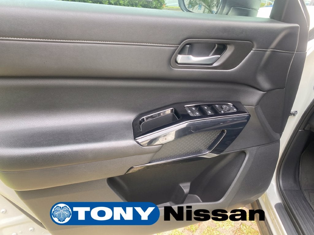 2022 Nissan Pathfinder SV